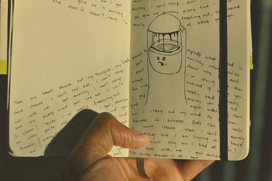 鍵のかかった書類ケース